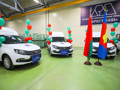 Передача специальных легковых автомобилей для социальных служб состоялась в Бресте
