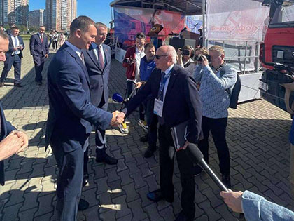 Михаил Дегтярев посетил экспозицию МАЗ в Хабаровске
