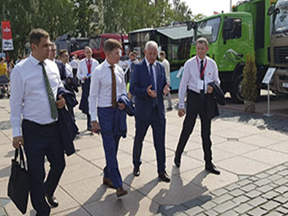 Губернатор Приморского края посетил экспозицию МАЗ в Гродно