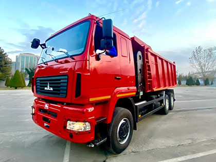 Новый газовый самосвал МАЗ представлен на выставке в Узбекистане