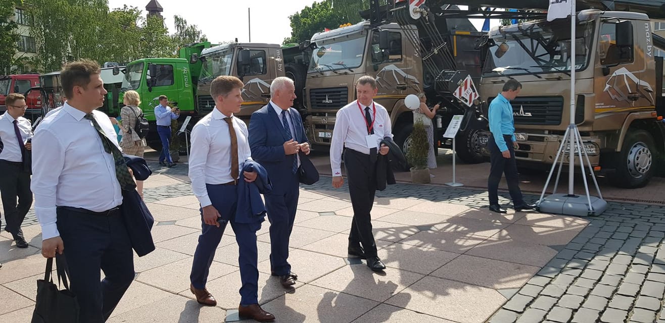 Губернатор Приморского края посетил экспозицию МАЗ в Гродно