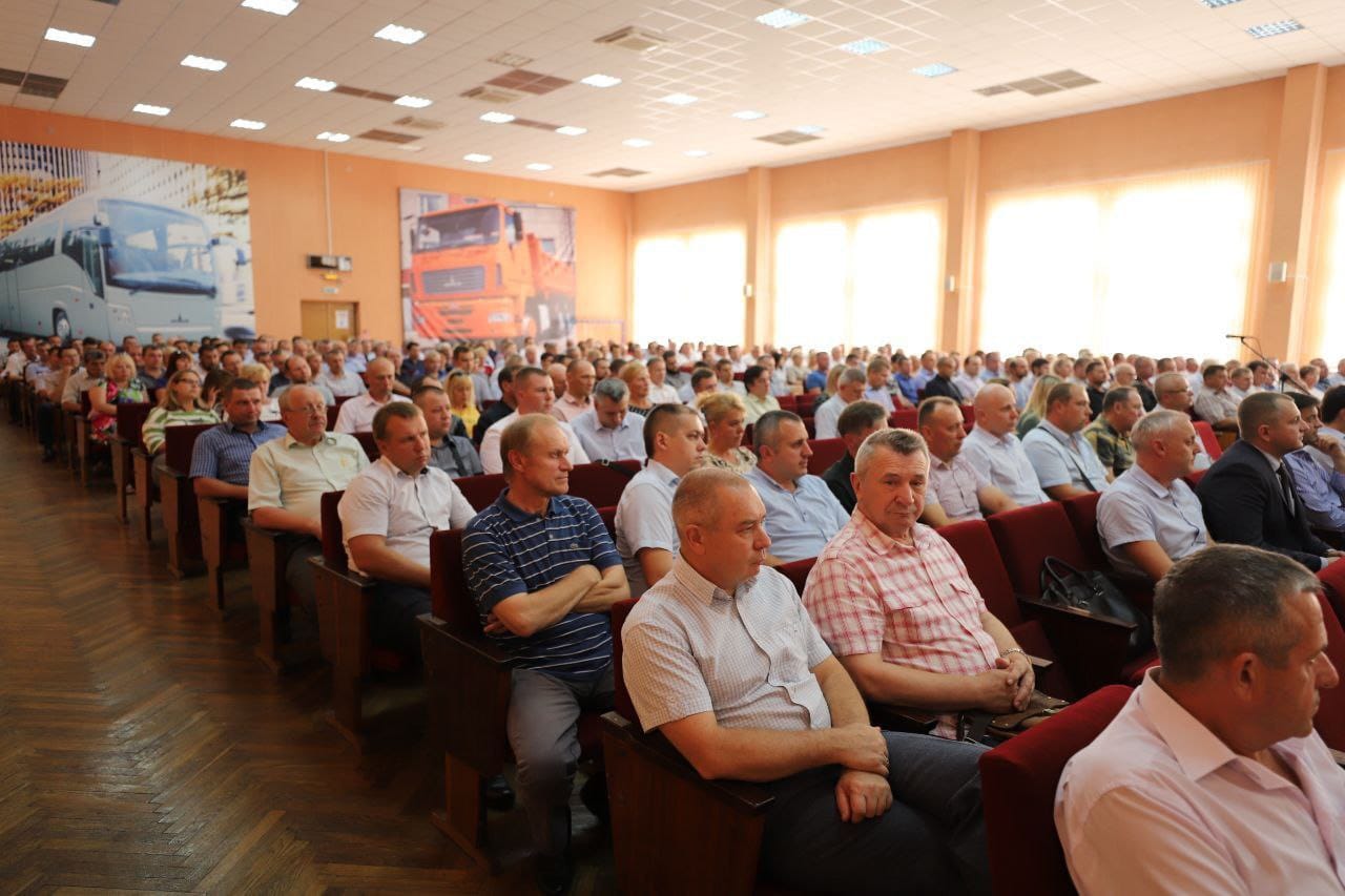 На Минском автомобильном заводе состоялось совещание с руководящим составом