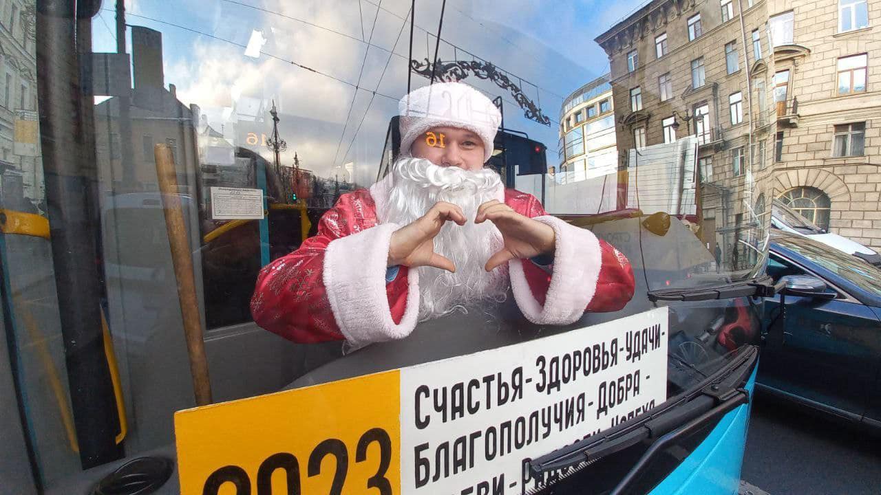 Новогодний автобус МАЗ в Санкт-Петербурге