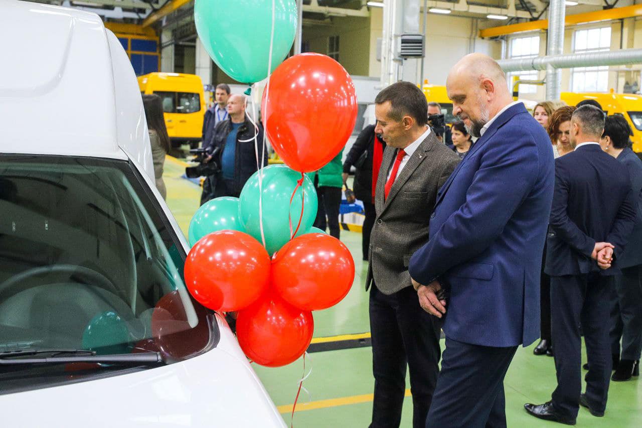 Передача специальных легковых автомобилей для социальных служб состоялась в Бресте