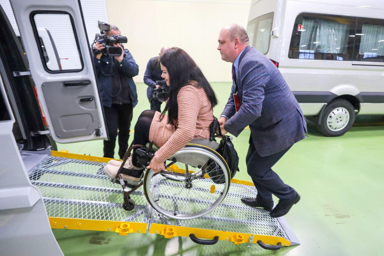 Передача специальных легковых автомобилей для социальных служб состоялась в Бресте