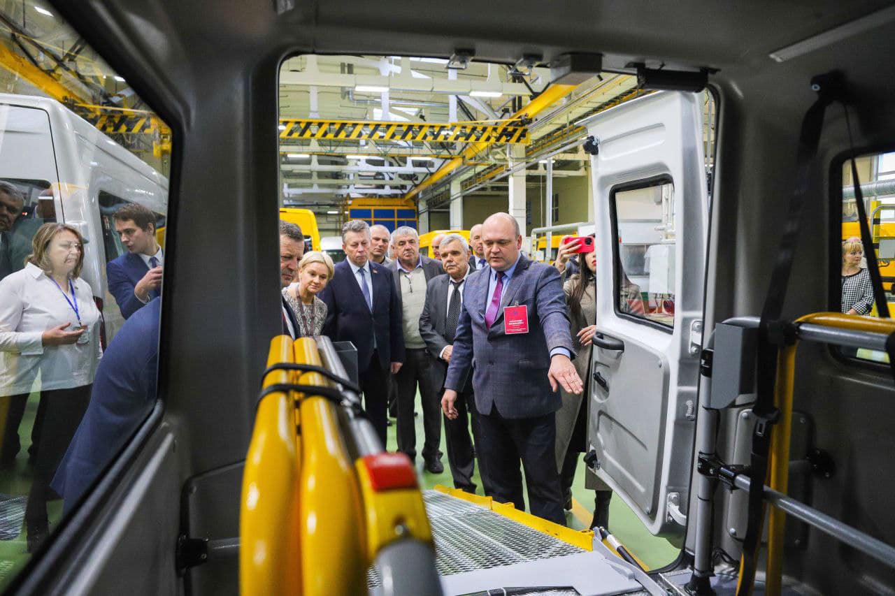 Передача специальных легковых автомобилей для социальных служб состоялась в Бресте