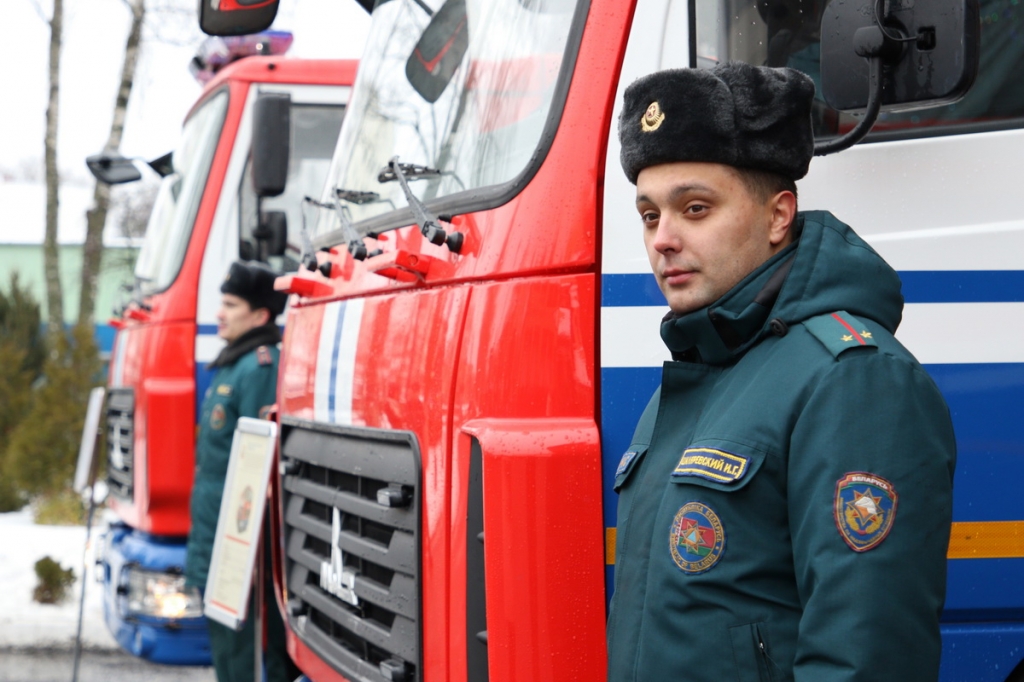 Ключи от новых пожарных автомобилей вручили в столичном управлении МЧС