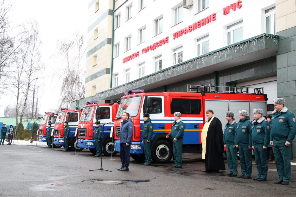 Ключи от новых пожарных автомобилей вручили в столичном управлении МЧС