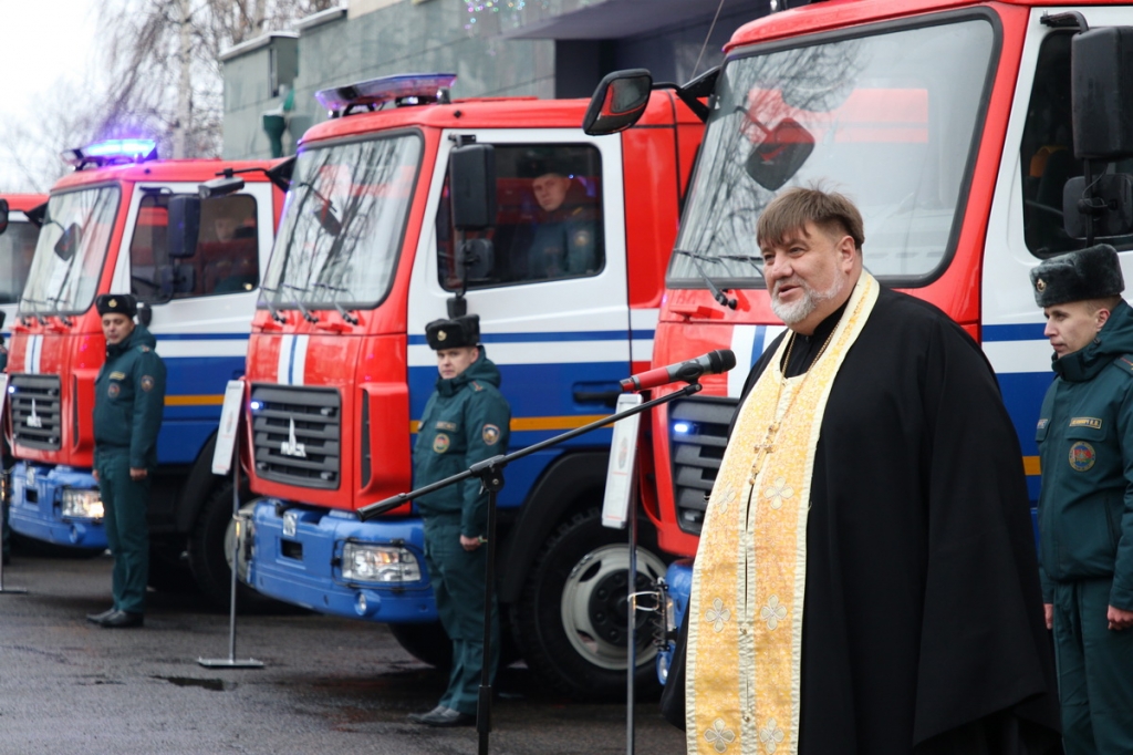 Ключи от новых пожарных автомобилей вручили в столичном управлении МЧС