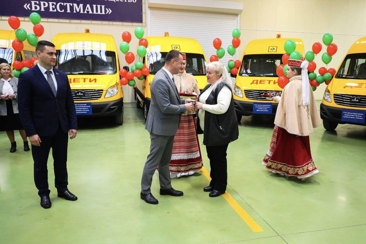 Первая партия специально оборудованных автобусов передана в Бресте