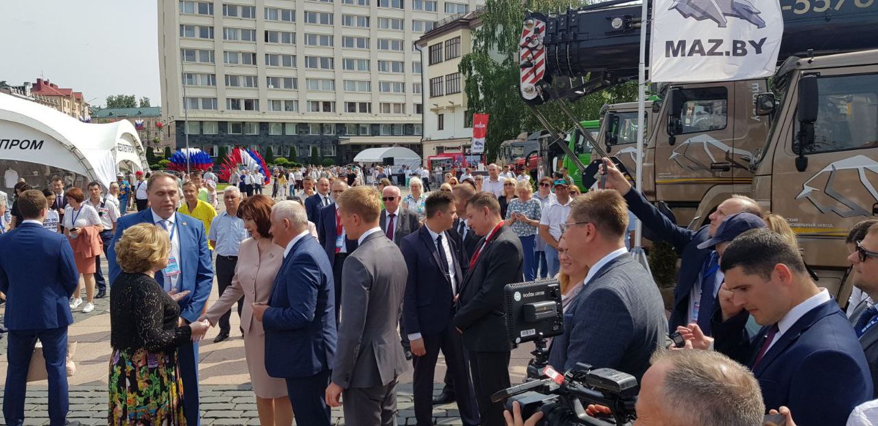 Губернатор Приморского края посетил экспозицию МАЗ в Гродно